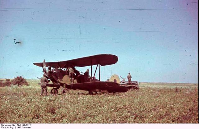 German soldiers inspecting a damaged P0-2 in Ukraine in 1941. By Bundesarchiv – CC BY-SA 3.0 de