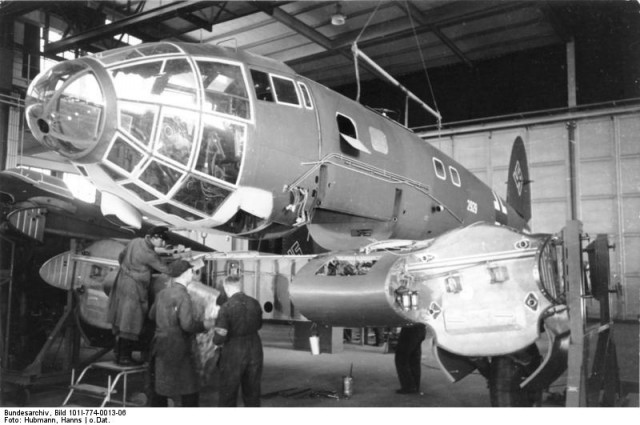 A He 111 in the preliminary stage of wing installation (Bundesarchiv, Bild 101I-774-0013-06 Hubmann, Hanns)