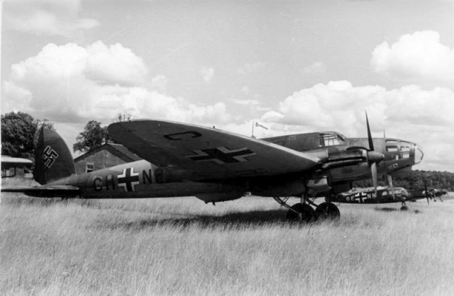 A He 111E in Luftwaffe service, 1940. The early variants had a conventional, stepped cockpit (Bundesarchiv, Bild 101I-401-0244-27 Göricke)