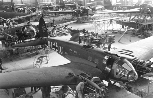 He 111 production in 1939 (Bundesarchiv, Bild 101I-774-0011-34 Hubmann, Hanns)